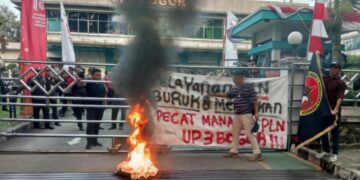Massa Aliansi 4 Pilar Serbu Kantor PLN UP3 Kota Bogor, Hentikan Pemadaman Listrik dan “Tuntut Ganti Rugi”
