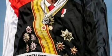 Tuai Polemik di HUT RI, Foto Prabowo Dibentangkan Penerjun Kopassus, Mensesneg: Bentuk Terima Kasih TNI atas Penguatan Alutsista