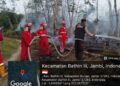Polsek Muara Bungo Bersama Manggala Agni Padamkan Karhutla di Kebun Karet Teluk Beringin
