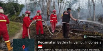 Polsek Muara Bungo Bersama Manggala Agni Padamkan Karhutla di Kebun Karet Teluk Beringin