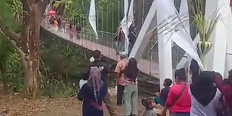 Detik-detik Jembatan Gantung Ambruk Saat Diresmikan Bupati Pangandaran